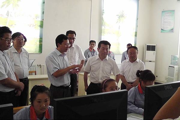 Yu Xiaoming, the former vice governor of Shandong Province, visited the factory and guided the work